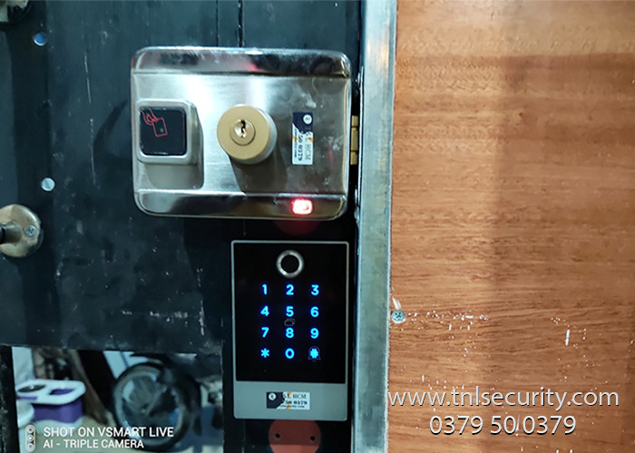 Lap-dat-khoa-van-tay-mat-ma-cho-cua-sat-tai-quan-10